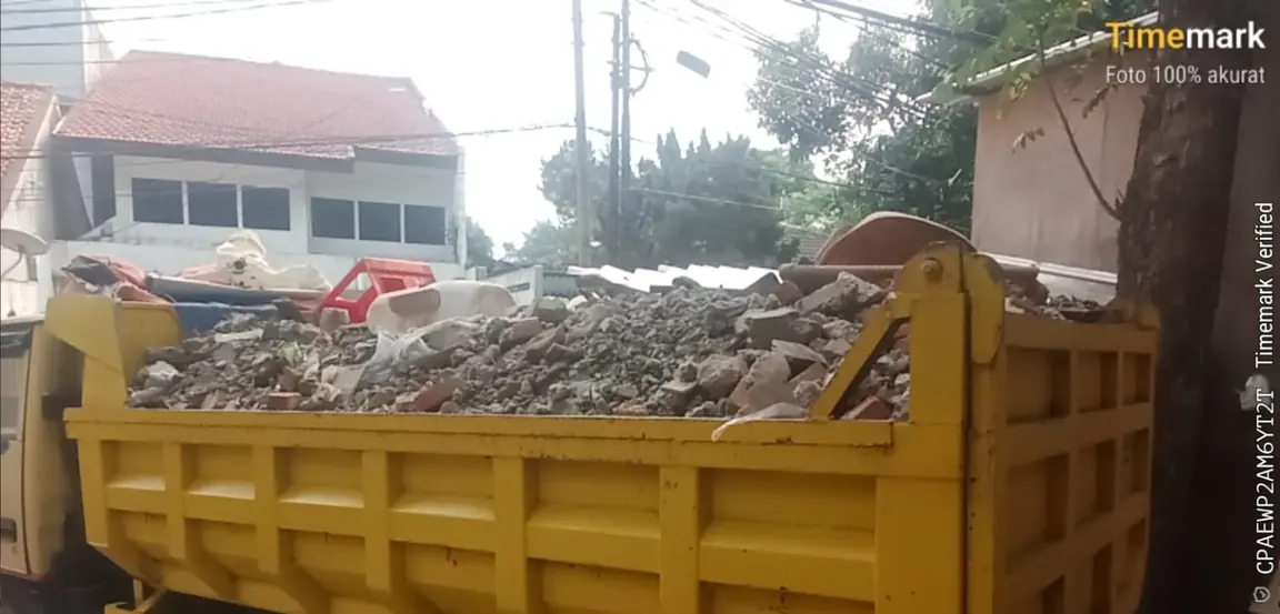 Muatan puing bangunan pada dump truck