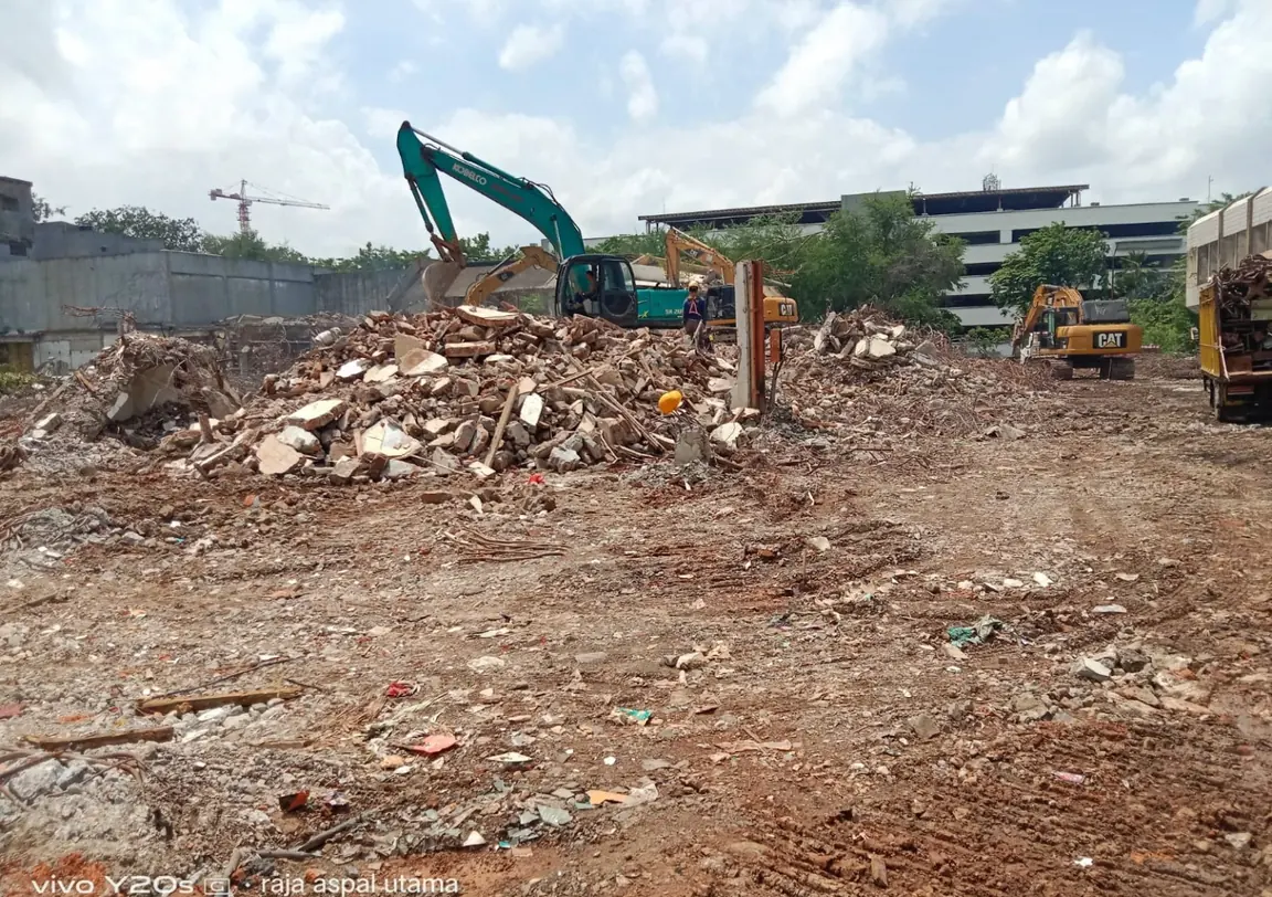 Pekerjaan pembersihan puing di lahan