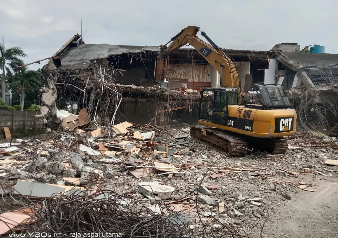Penanganan puing dengan excavator