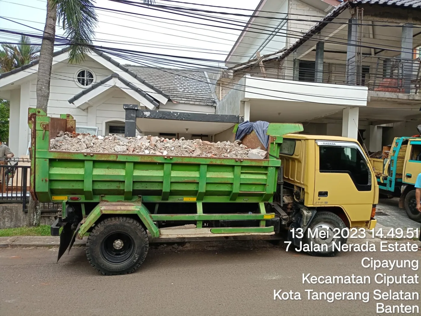 Truk angkut puing renovasi