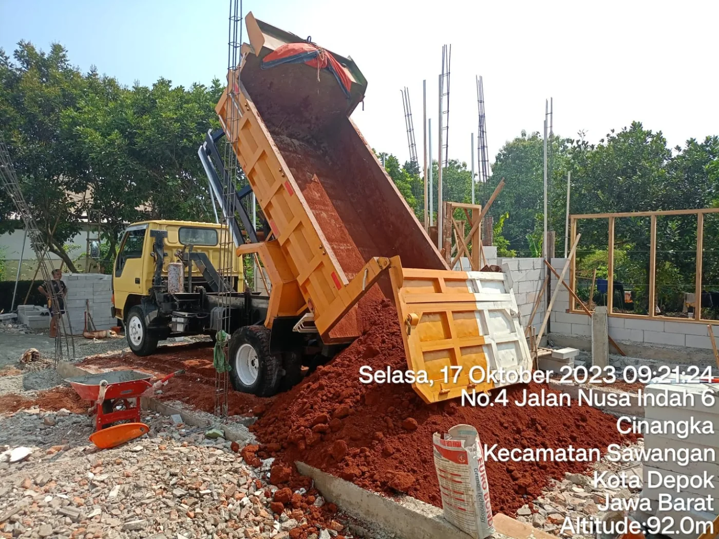 Truk angkut puing bangunan