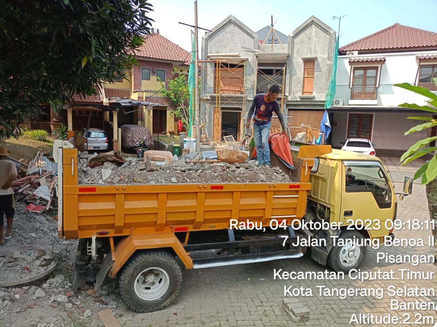 Truk angkut sisa proyek