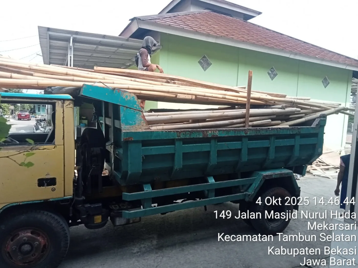 Truk mengangkut material bekas konstruksi